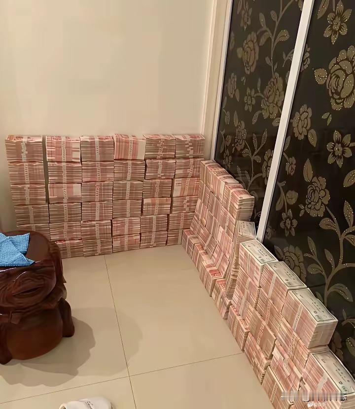 这堆现金你们看看有多少钱呢？