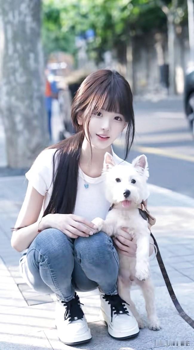 元气少女与萌宠的甜蜜时光🌞🐾分享一张随手拍萌宠少女照分享甜美小姐姐随手