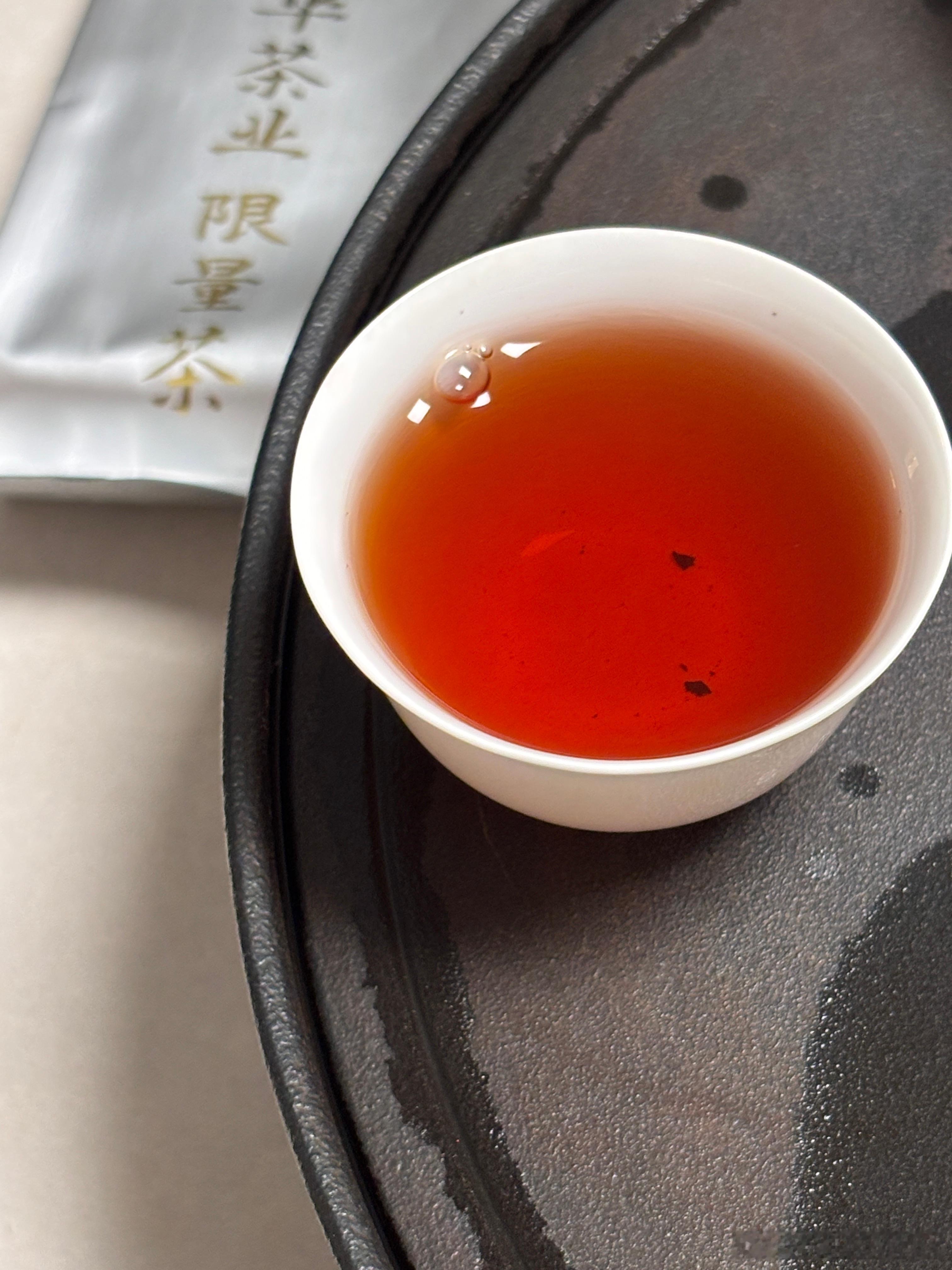 周边新开了一家潮菜馆，想着偷下懒不做饭了，带着老小去试试，吃完走回家，小魔童点名