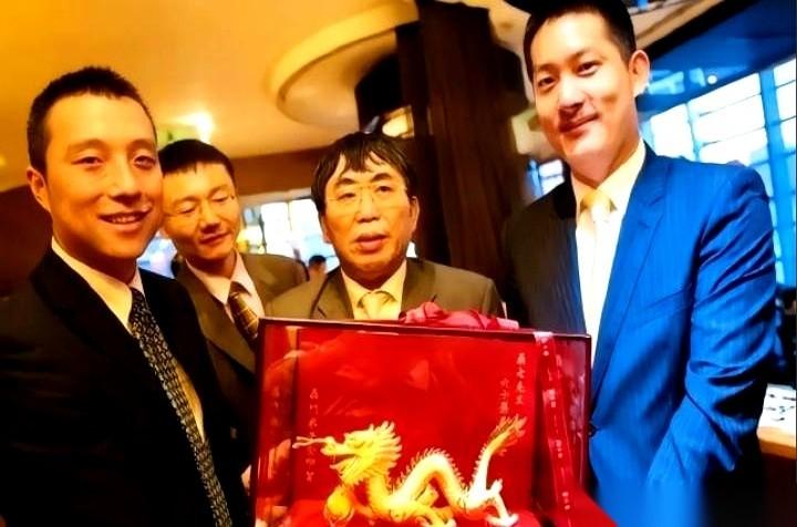 一条纯金打的龙，直接摆在了聂卫平的60岁寿宴上。送礼的不是别人，是古力、常昊这