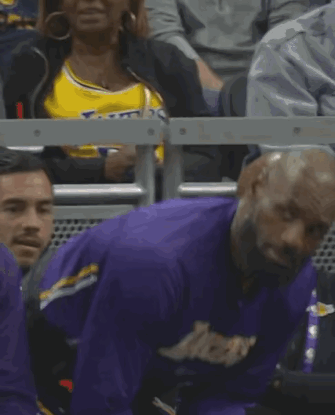 太有趣了！詹姆斯反复确认是不是要和布朗尼一起上场，今天湖人主场对阵篮网，第二节时