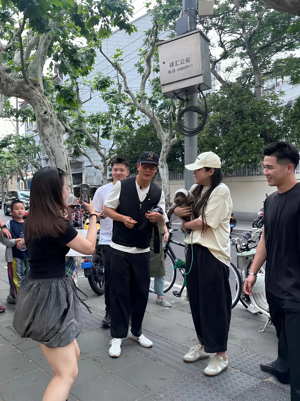 吴彦祖突然出现在上海街头，打扮好时尚，颜值回春了，看起来好帅，一点也不像51岁的