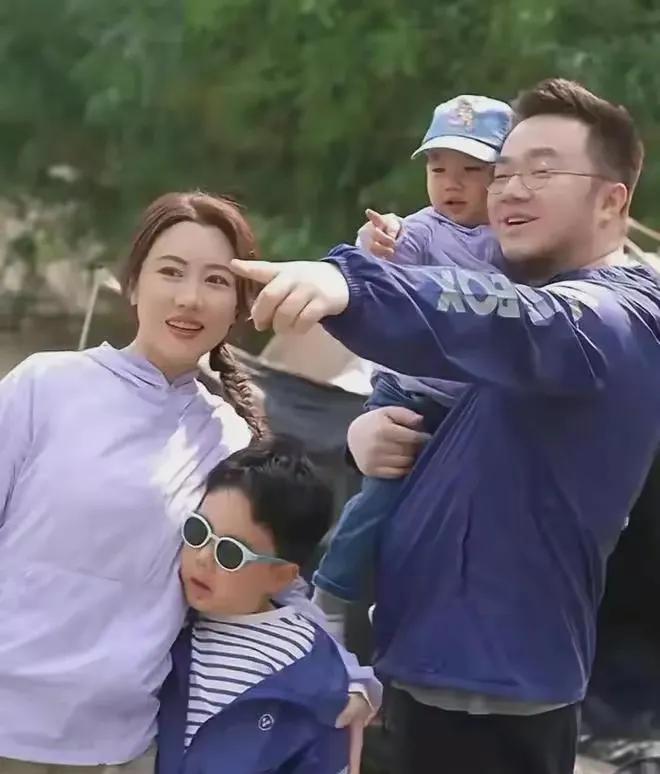 巴图一家人，不知道他亲爹看见会不会眼馋呢？人家巴图没有你的照顾依然过得很好。巴
