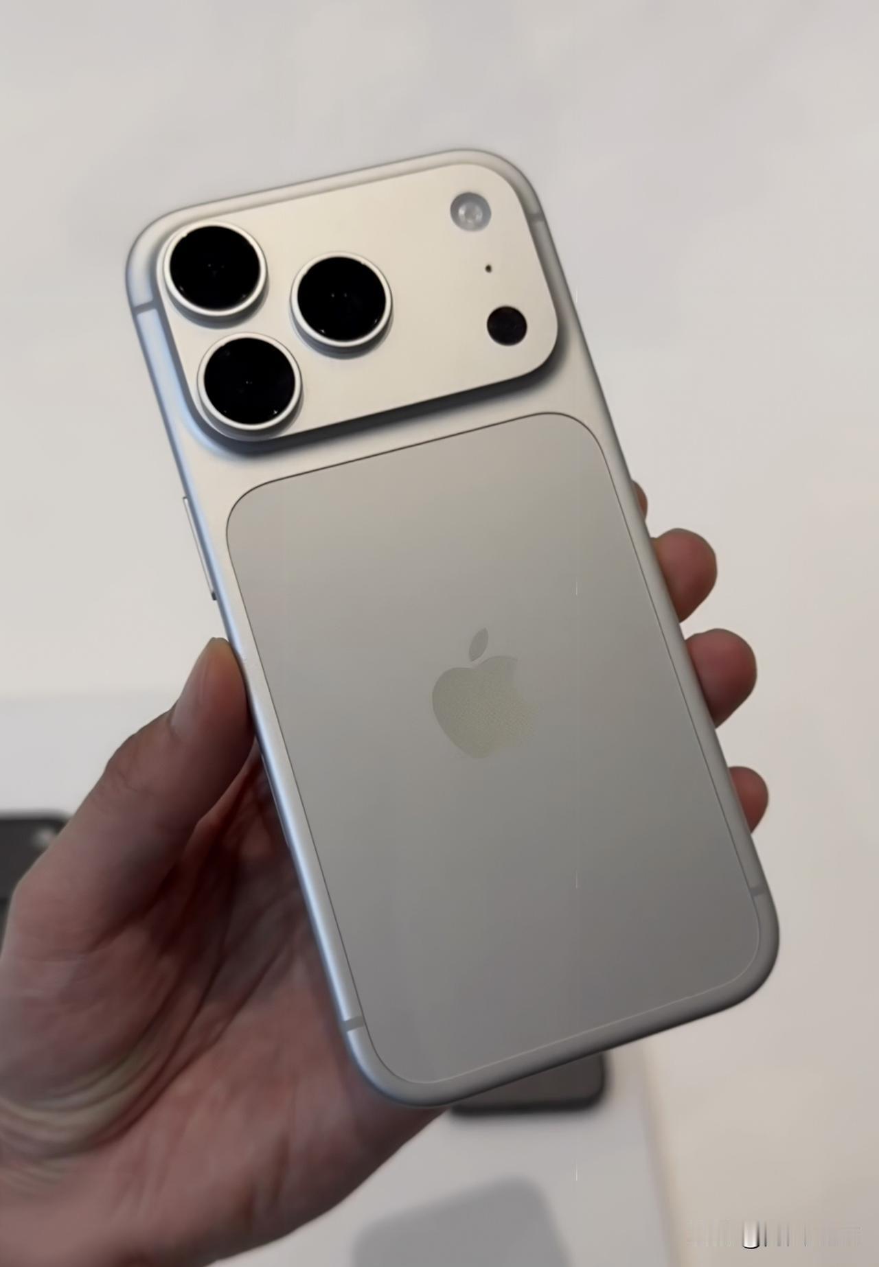 荣耀Magic9ProMax对比iPhone18Pro银色，大家觉得哪个银色CM