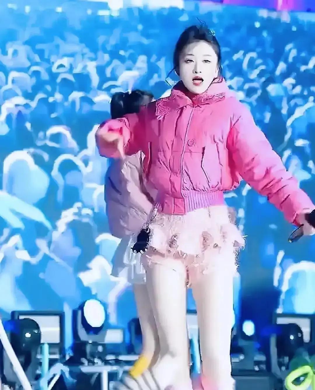 哈尔滨冰雪大世界零下二十多度，红衣小姐姐穿件薄薄红绸子就扭起秧歌，还配电音版野狼