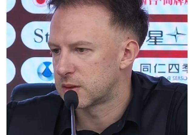 特鲁姆普：赵心童压力太大了！采访的最后，特鲁姆普聊到了接下来的八强对手塞尔比。