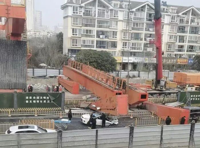 2月1日中午11时16分许，武汉江岸区后湖大道附近一处地铁施工现场发生一起龙门吊