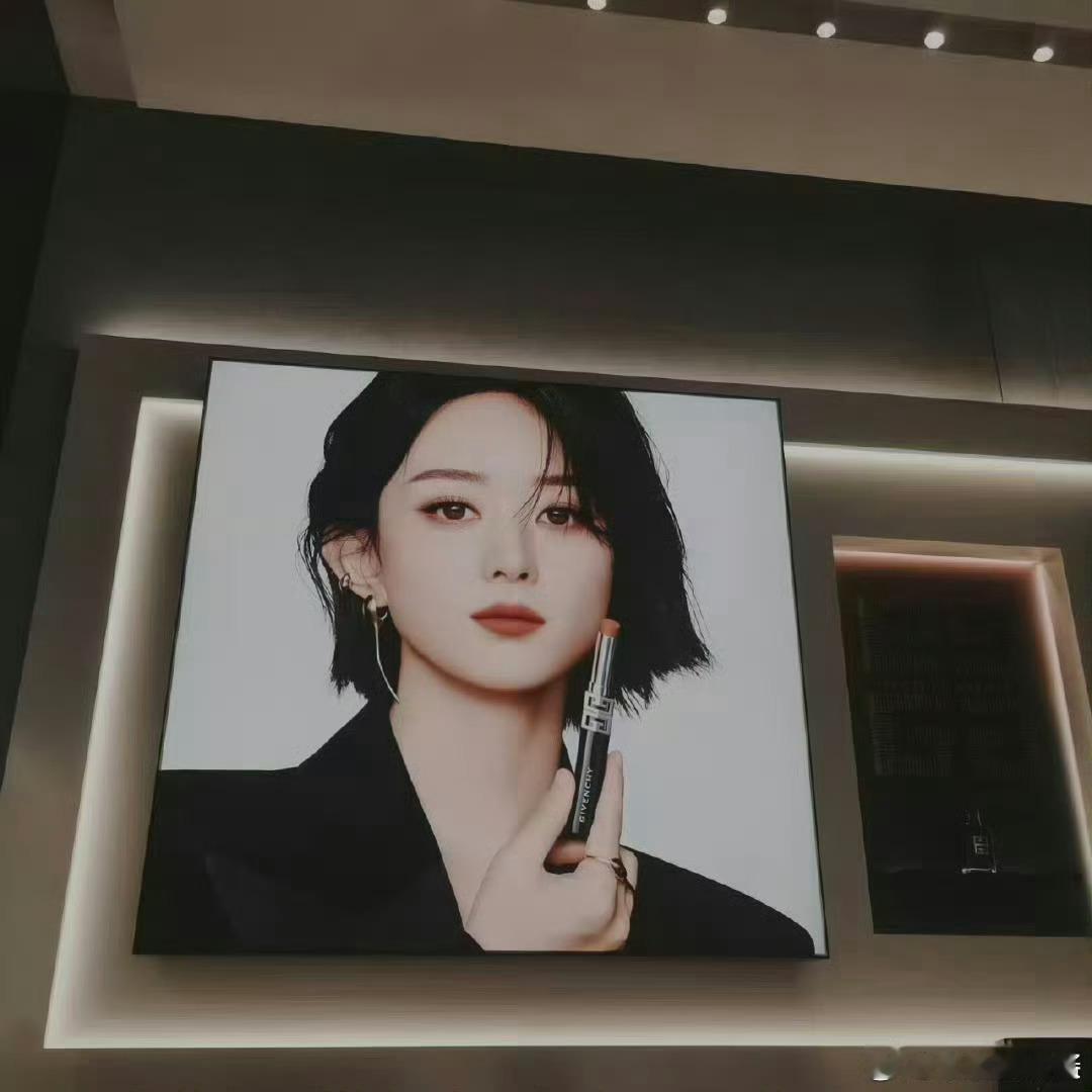 赵丽颖纪梵希线下地广已经安排上了，不开玩笑，拍的好高级好美😍​​​