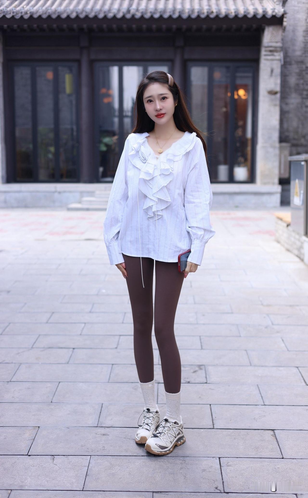 复古风穿搭指南：白衬衫+棕色紧身裤，轻松穿出时尚感！