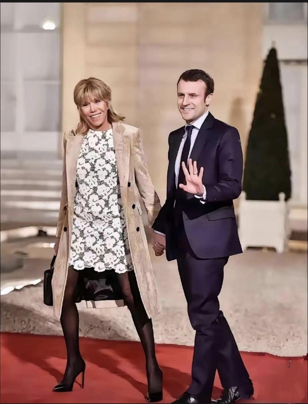 大家都说法国总统夫人布丽吉特是个特别讲究的人，你说她这个站姿好看吗？