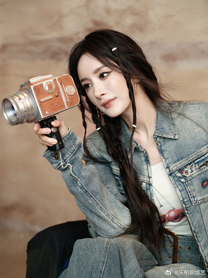 杨幂身段杨幂身段真的好适合牛仔服的造型啊，完全就是我们酷妹来的！又美又飒，把