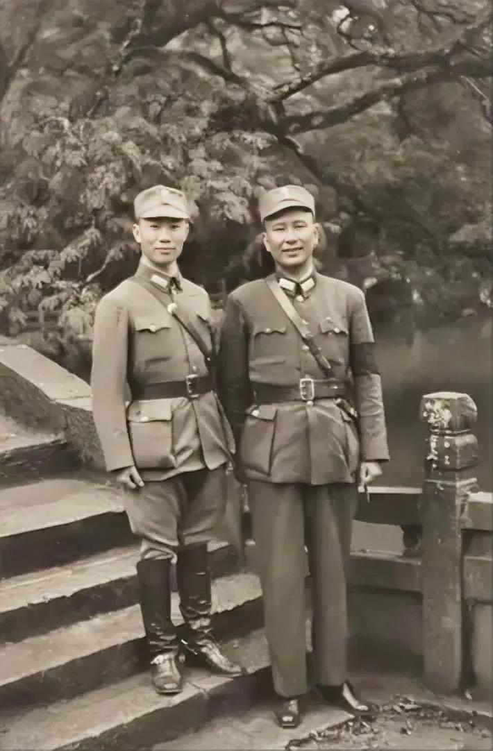 陈诚个子不高，但作为一个军人，还是显得有点小巧