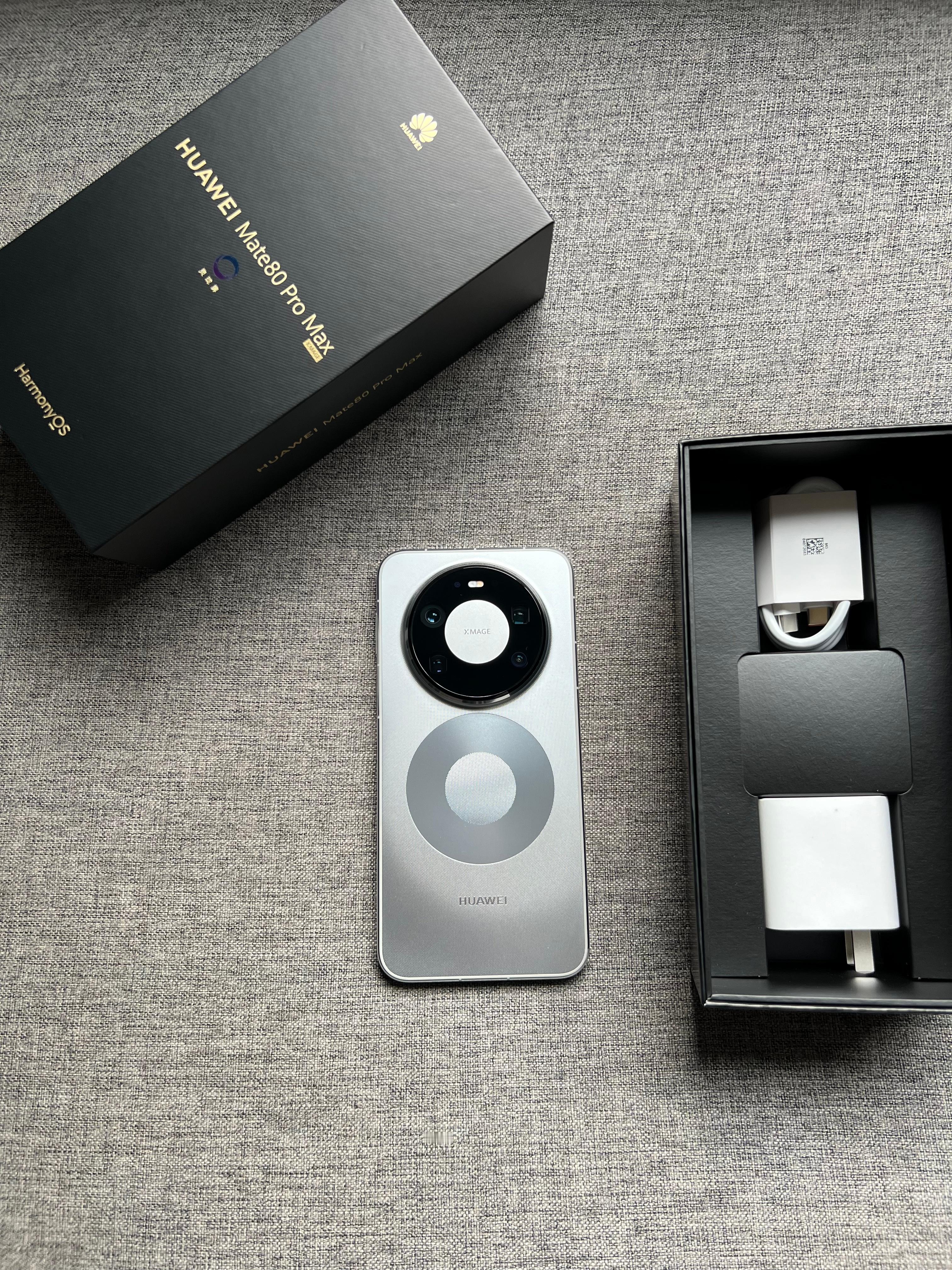 华为Mate80ProMax16+512G极地银，98新全套，屏幕完美，