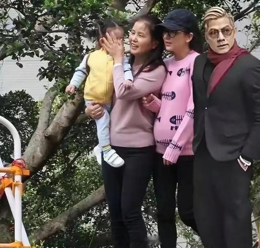 全网炸了！59岁郭富城和55岁岳母同框像隔代，真相戳中无数人，背后是几十年