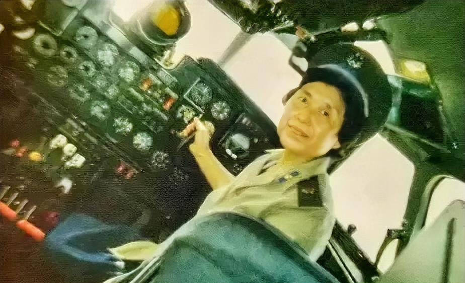 1964年，28岁女飞行员张连芳，将要执行绝密任务。她整理好装备，刚要上飞机，哪