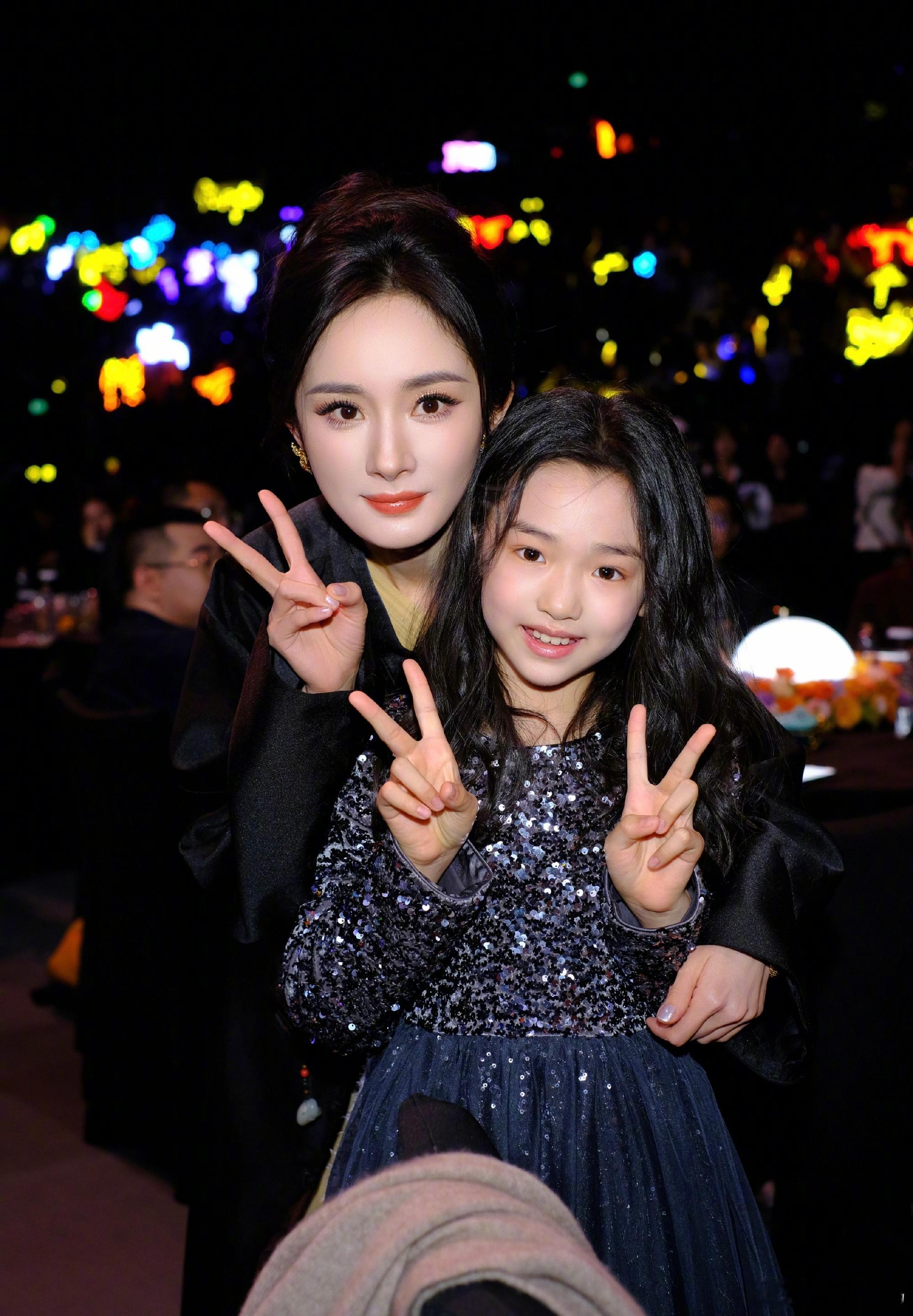 尖叫之夜最大赢家小酒窝，一款爱和娱乐圈美女帅哥集邮合照的萌物宝宝小酒窝晒了17