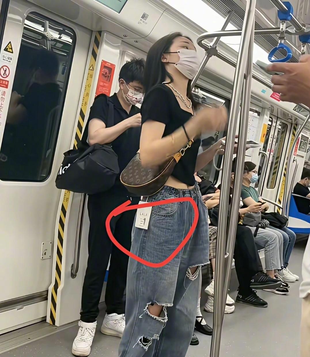 网购女装的攻防战，超大的吊牌。（如图所示）国内网络购物的发达和无理由退货等对消