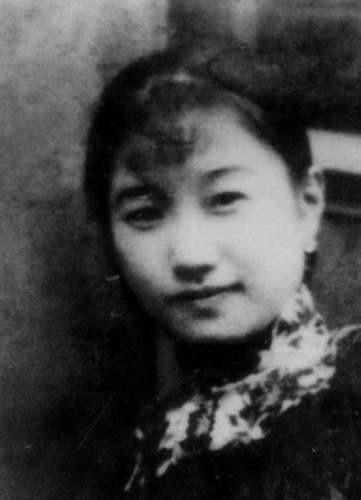 1937年，陆小曼穷得揭不开锅，日本人带着1000块大洋送上门。陆小曼故意邋里邋