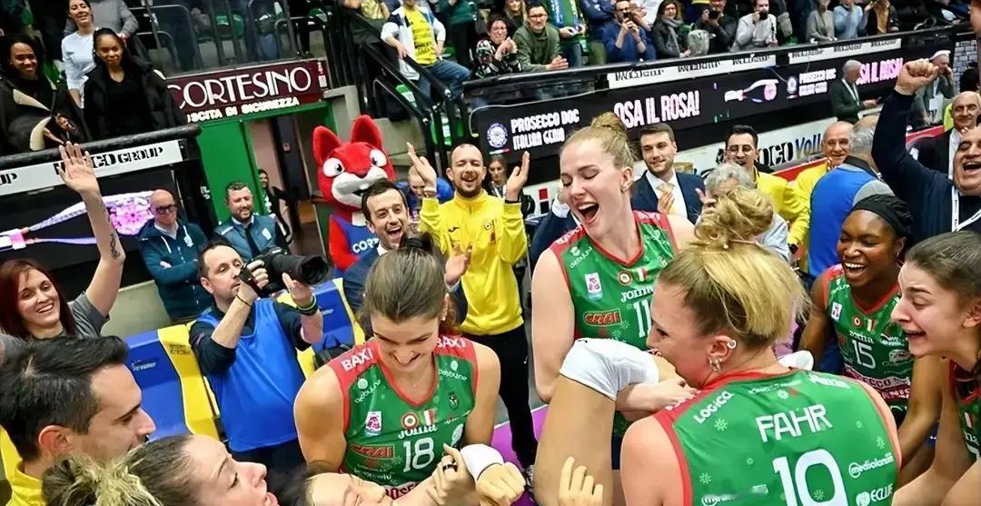 对手拽住朱婷衣角：“这球别扣我脸上！”她笑着回了一句，逗得全场大笑。这不是