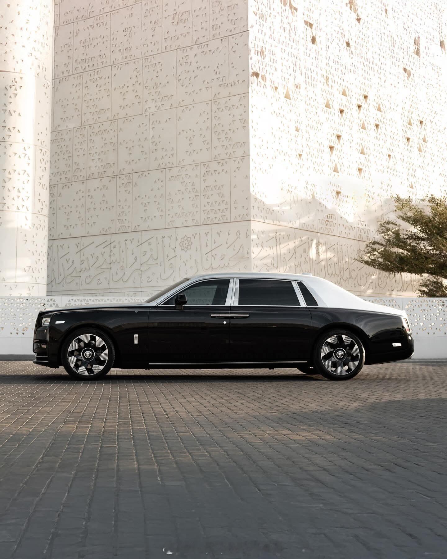 世界上第一个激光雕刻的劳斯莱斯首次亮相。错综复杂的几何图案直接刻在车漆中劳斯莱斯