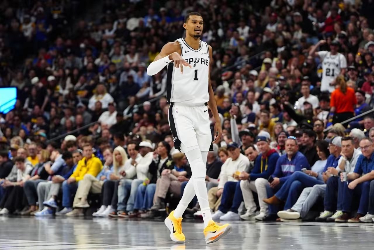 出战第65场！文班亚马26分钟狂轰40分13篮板5助2帽锁定赛季荣誉。打完这第6