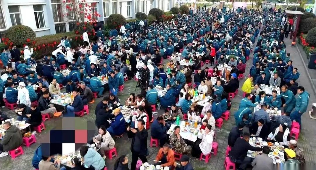 这样的老板太有人情味了!湖北天门一个服装厂老板，看着忙碌了一年的员工说，咱们明