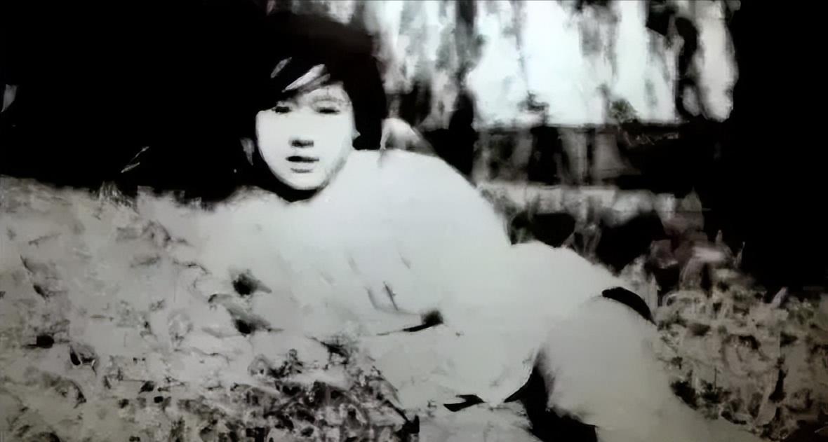 1938年5月，台儿庄战役中，一女护士正要抢救受伤的连长。突然，一个军官挥刀将连