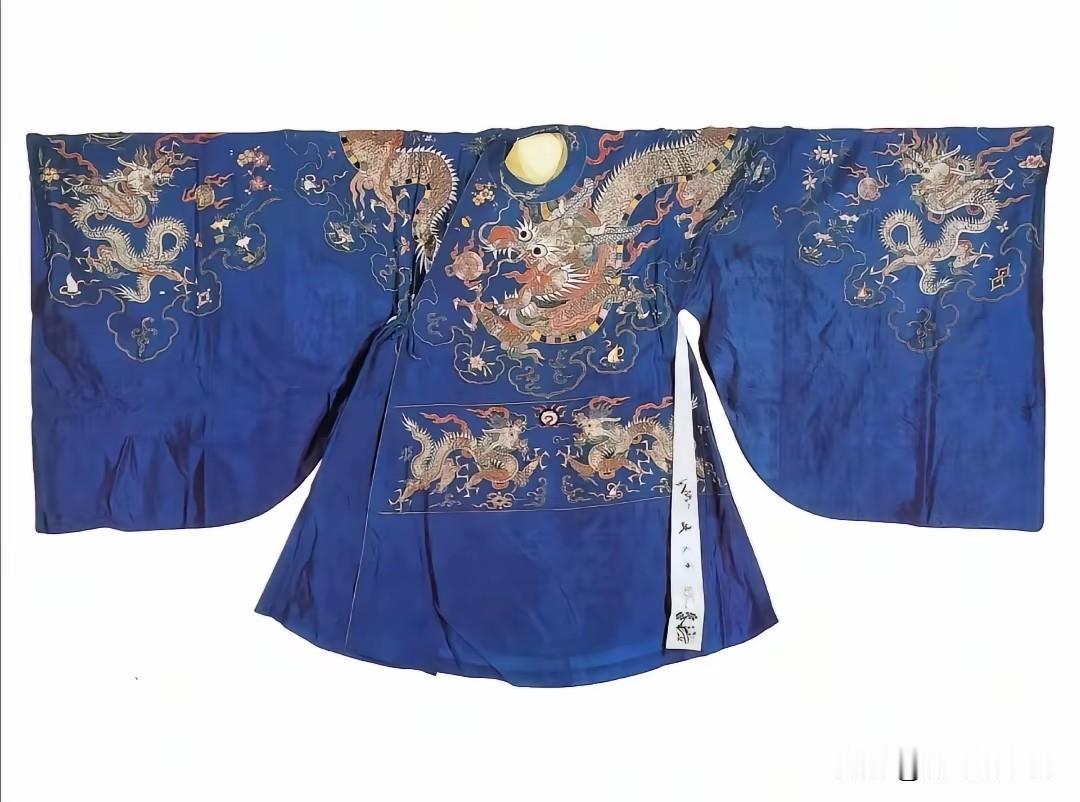 网传山东孔家12月20日出现4000多件明制汉服，而且保存了300多年！说得有模