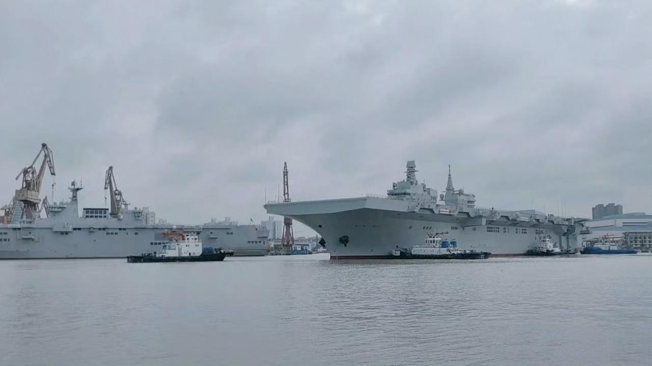 四川舰出坞了，甲板上有一架GJ11无人机。似乎验证了076将配备大量高端无人机为