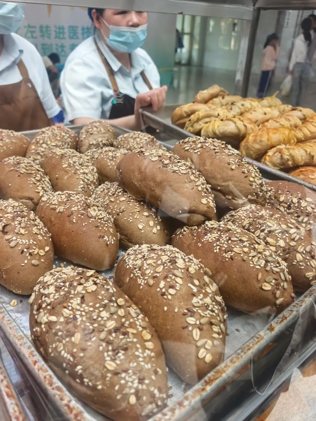 在中医院里面卖面包，而且打着中药膳食的名义，想出这个创意的人简直就是个营销天才。