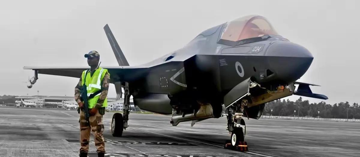 英国F-35B在执行任务时不小心紧急迫降印度机场，万万没想到，英国飞行员饭都不吃