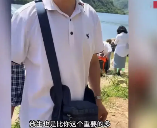 近日陕西安康，一36岁男子在江边钓鱼，突然，一群男女朝他走了过来，每个人手里还拿