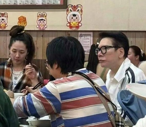 郭碧婷嫁到向佐家真的被当成亲闺女一样对待，郭碧婷经常素颜和公婆逛街，可以看出特别