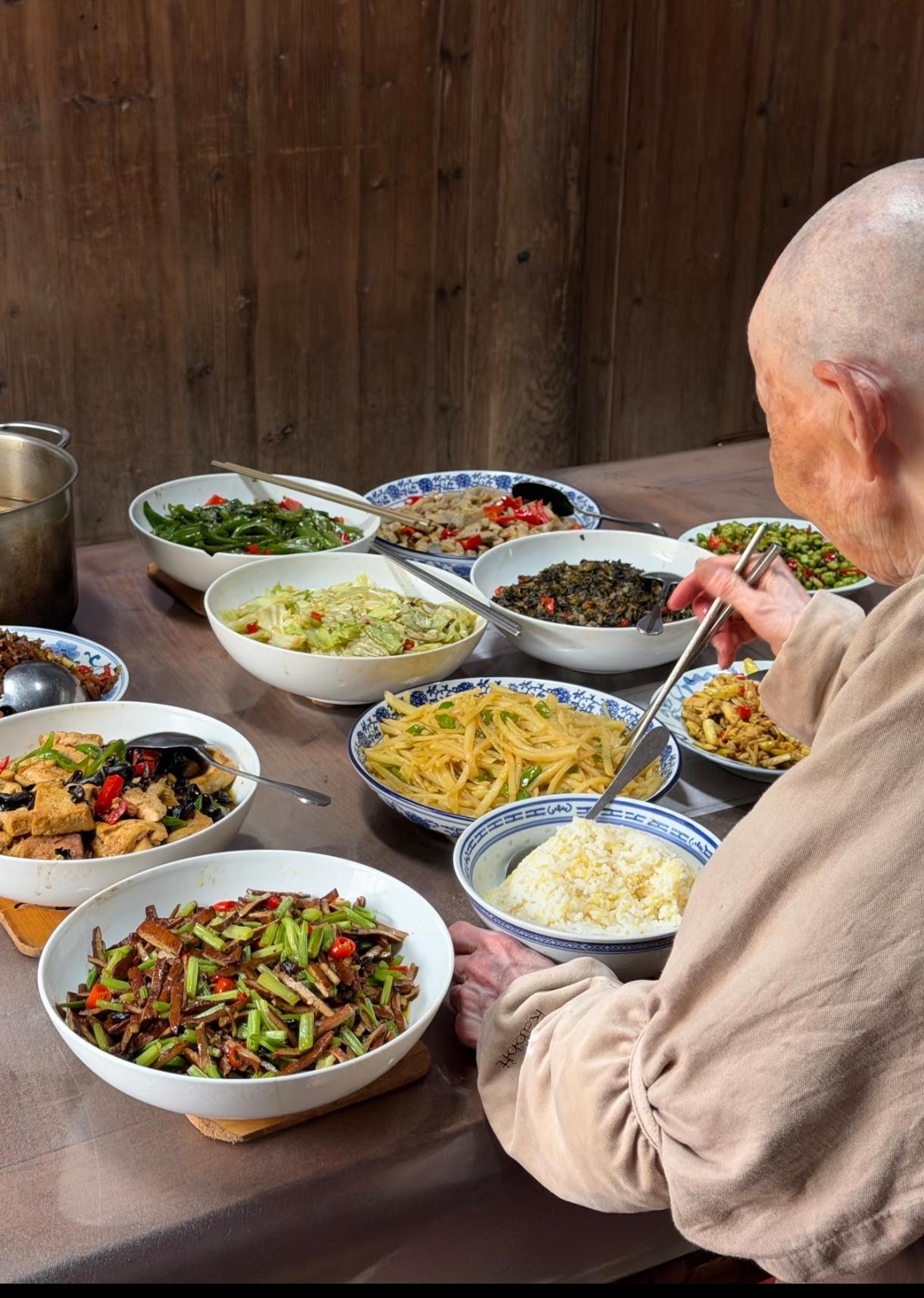 斋饭挺丰盛的，各色各类，挺好看。出家人戒荤，没有葱蒜，辣椒不是五辛，蛋奶也不是荤