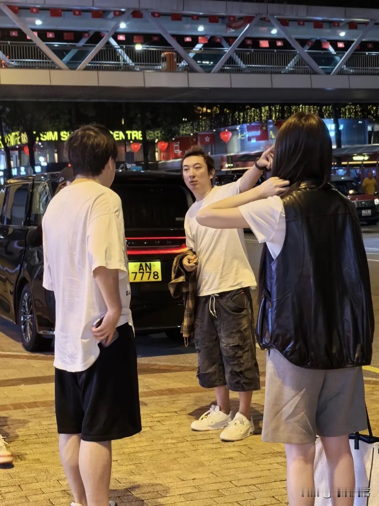 38岁的王思聪，引发热议。街边偶遇王思聪，只见他黑眼圈重得压不住，头发凌乱，