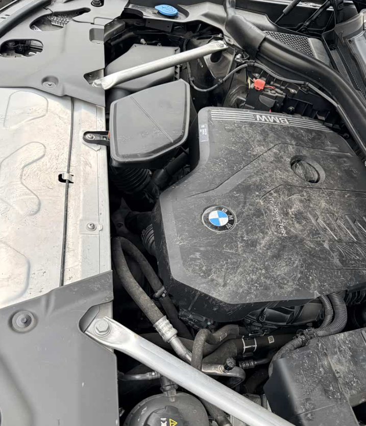 今早打开引擎盖吓我一跳早上到单位，车机提示玻璃水没了，打算加玻璃水的，一打开