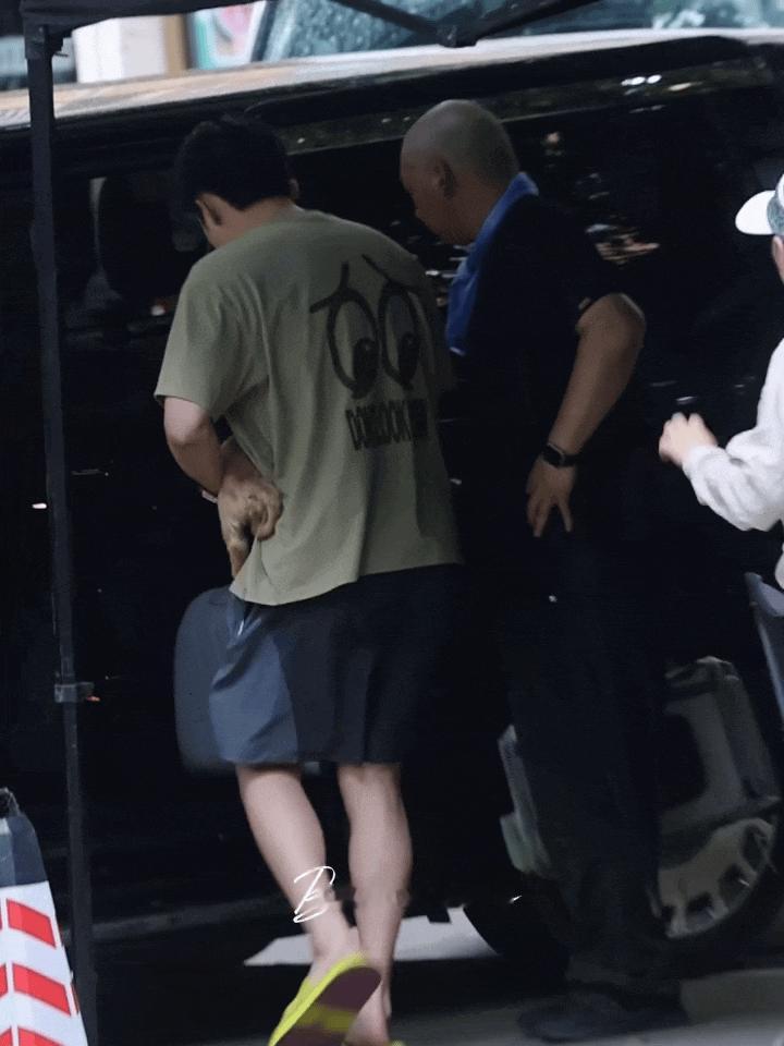 黄景瑜和爱宠系列，今天的路透做个动图被命运扼住小肚肚的『夏天』.gif小鼻嘎被黄