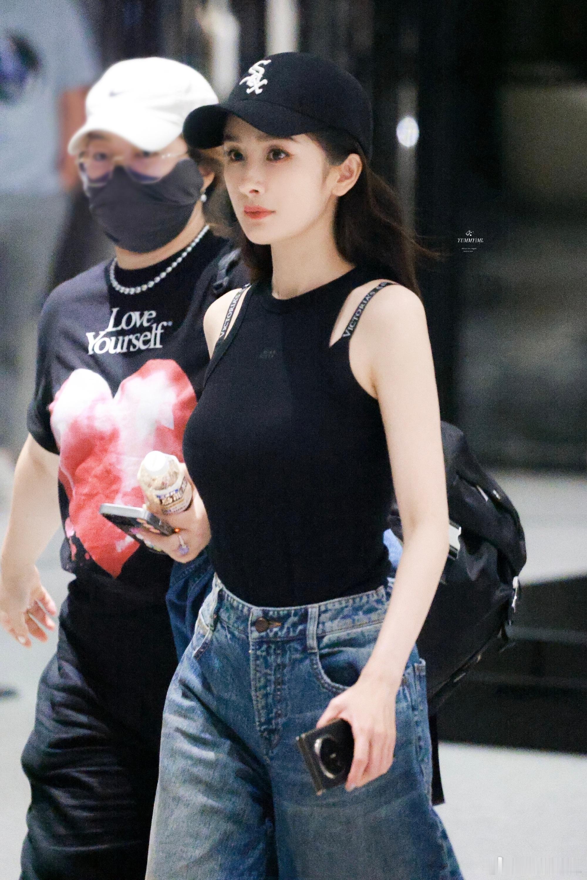 杨幂下班状态杨幂×MISSSIXTY⚫️幂姐私服好美，明媚又清新