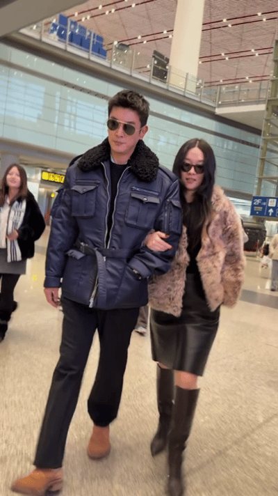 杜江霍思燕夫妇挽手现身机场，瞬间把航站楼变成了甜蜜秀场！杜江一身工装风外套酷帅有