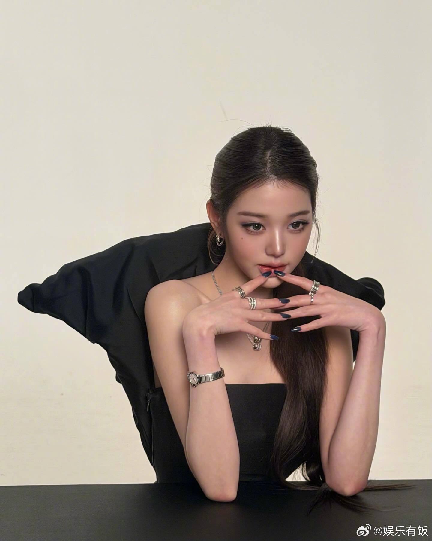 张元英大光明的神张元英社媒更新！什么造型都能完美驾驭，大光明+小烟熏搭配皮草，完