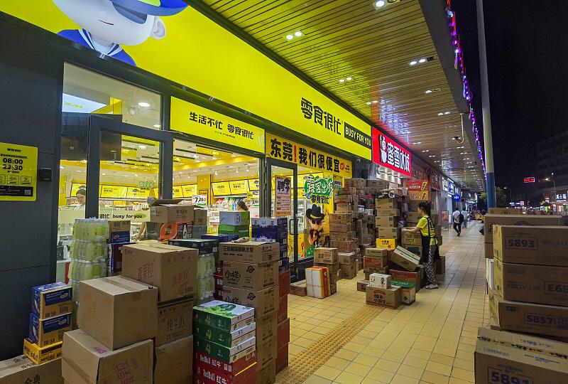 前阵子赶项目连续加班一周，下班在楼下便利店买水，顺手帮拎着两大袋东西的阿姨抬了下