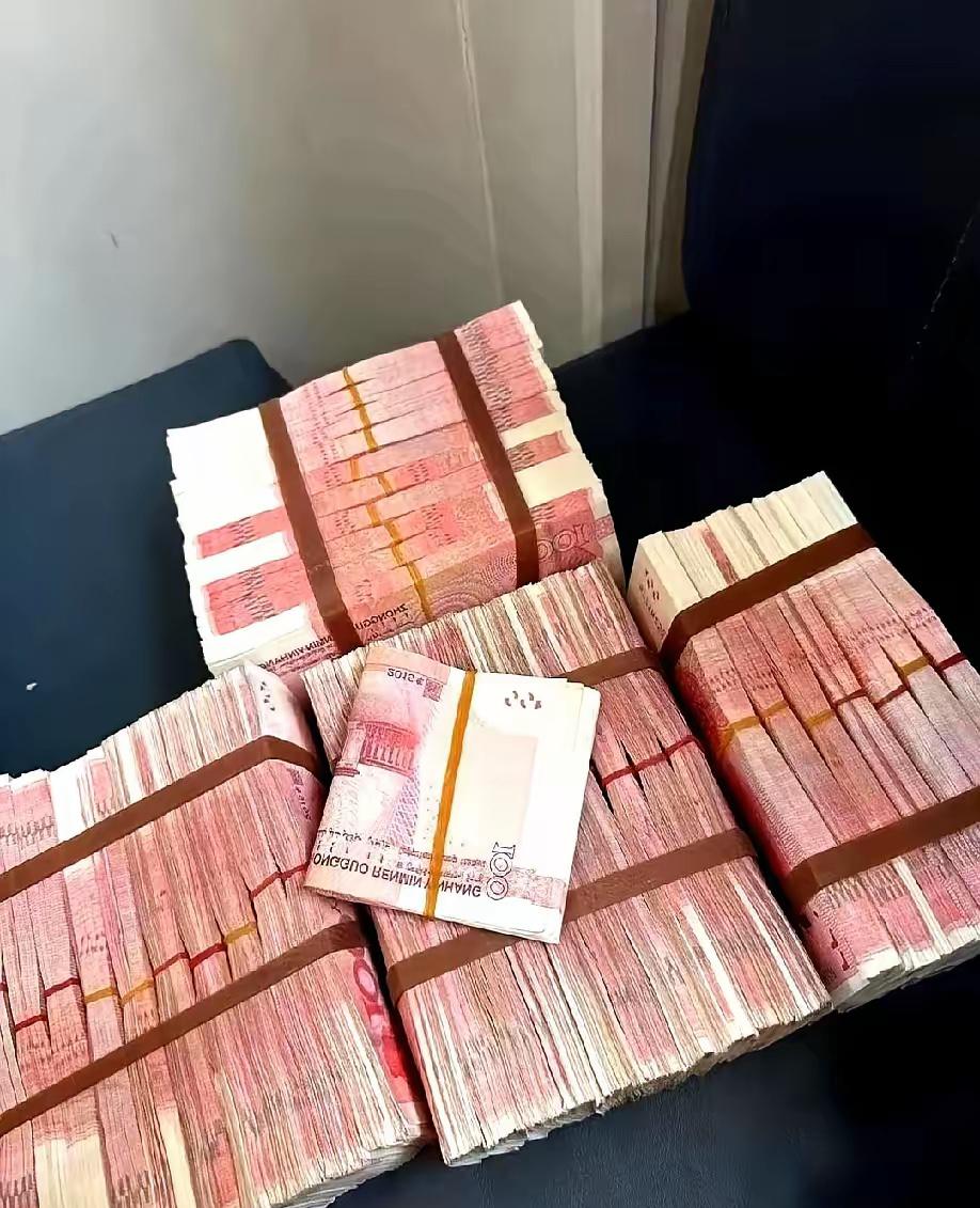 南京这事儿，看得人心里五味杂陈，把人性那点遮羞布全给扯下来了。350万拆迁款，