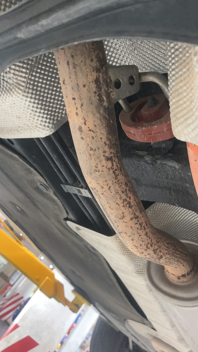 十代半雅阁排气管中段生锈这种情况正常吗