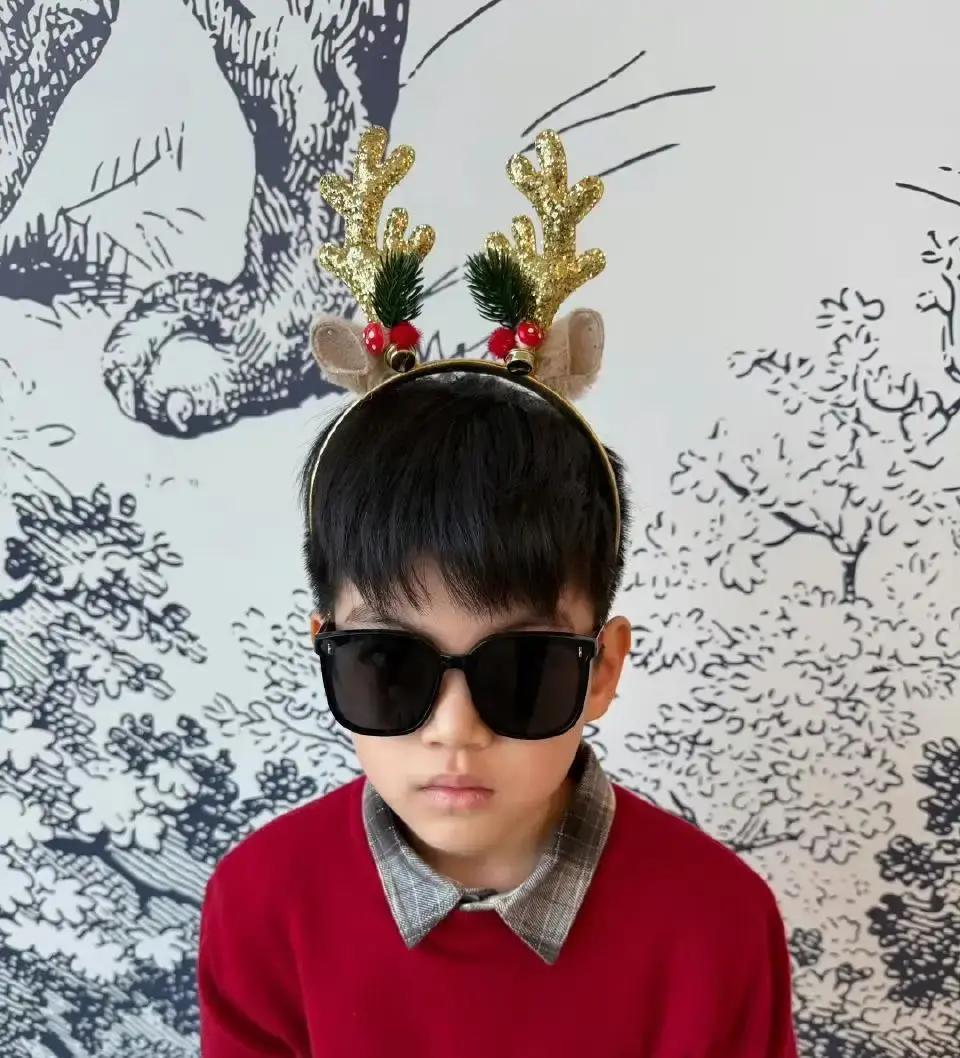 一家三口同框，谣言当场粉碎。狗仔拍到陈晓、陈妍希牵着儿子逛超市，孩子蹦着挑