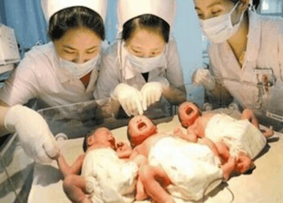 高龄产妇不顾危险生儿子, 当护士把孩子推出来时, 一家人都傻眼了