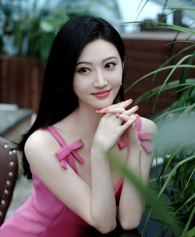 景甜的出名，到底是偶然还是必然？景甜长得很漂亮，这是毋庸置疑的，当年她在人人网