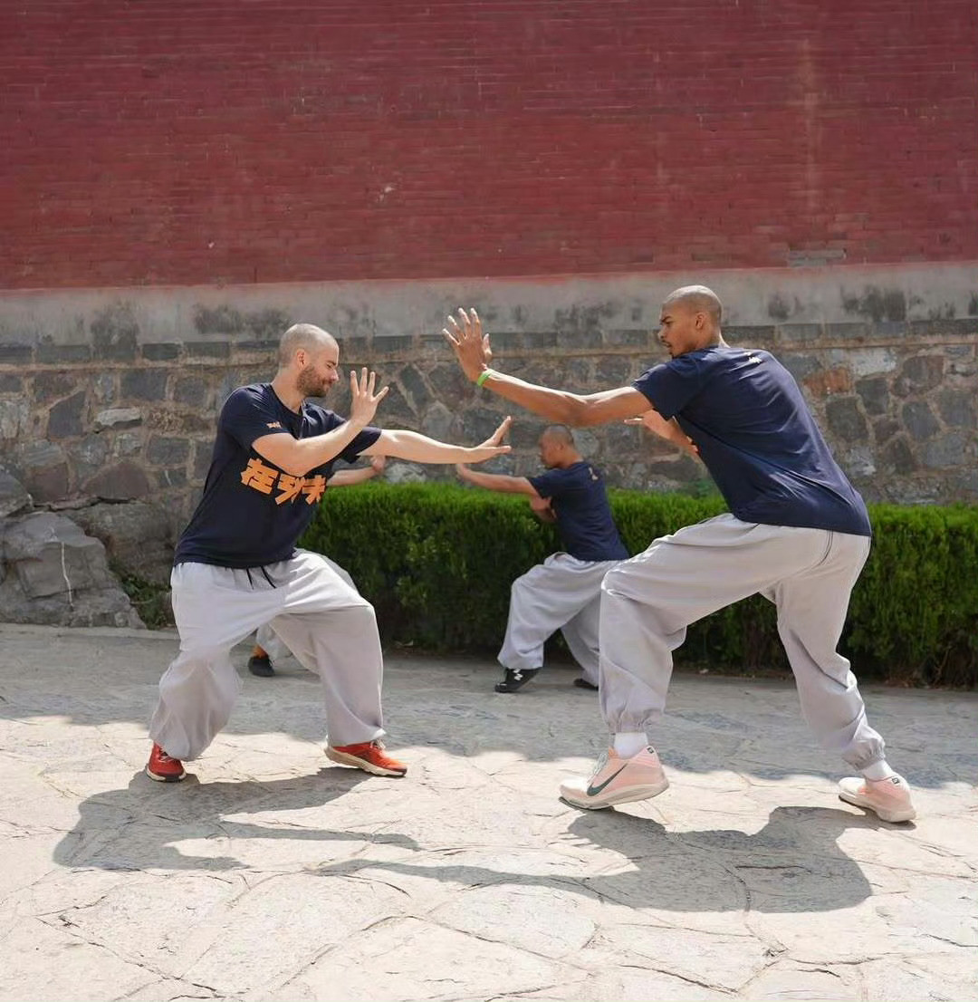 文班亚马谈到今夏在少林寺的修行经历[doge]“我们在少林寺开始了融合佛教和高强
