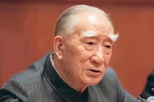1945年，延安杨家岭中央大礼堂内，中共七大召开。年仅37岁的薄一波，在争议