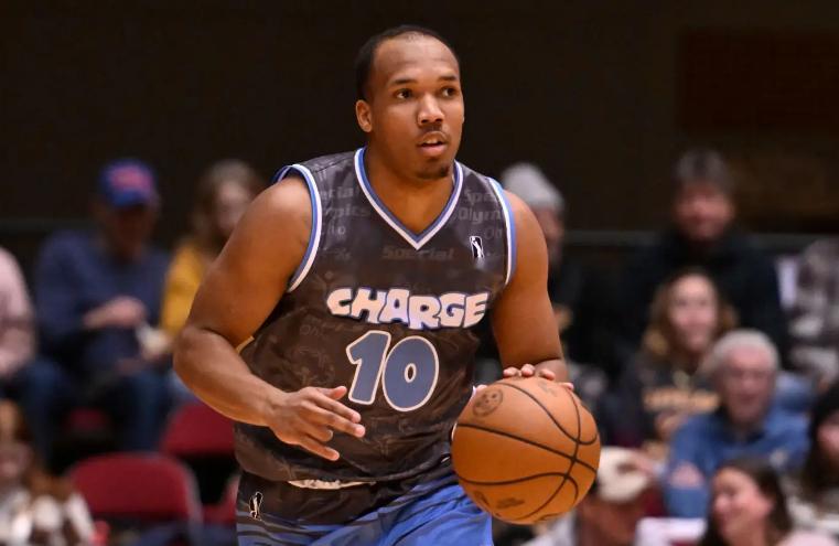 克利夫兰骑士官方宣布，球队已经用一份双向合同签下了此前效力于球队在NBA发展联盟