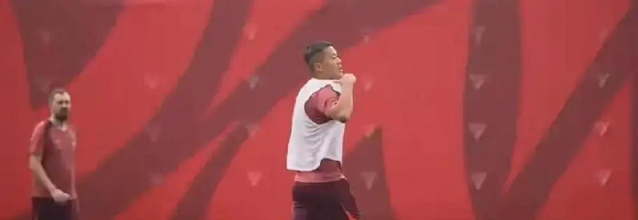 放弃黑板，直接开干。中国男足正在用最野的方式，把自己重新“练硬”。不是慢跑